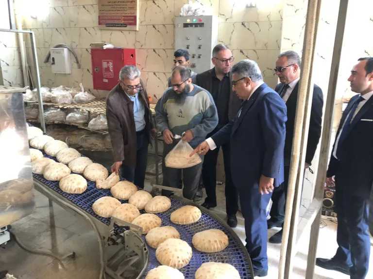 محافظ الدقهلية في جولة تفقدية بمخبز المحافظة للخبز المدعم بالمنصورة 