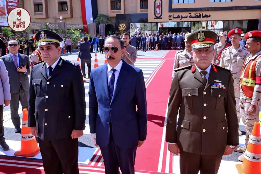 بمناسبة العيد القومي.. محافظ سوهاج يضع إكليل الزهور على النصب التذكاري لشهداء المحافظة 