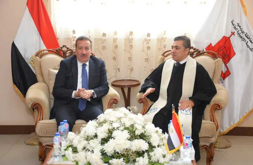 محافظ بورسعيد يزور الكنيسة الإنجيلية ويشارك الإخوة الأقباط احتفالات عيد القيامة المجيد 