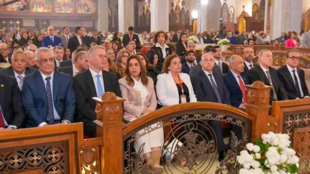 رسالة إخاء ومحبة.. وزيرة التنمية المحلية تشارك في قداس عيد القيامة بالكاتدرائية المرقسية 
