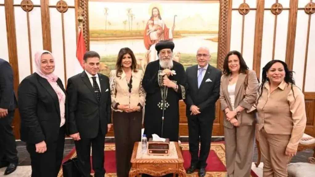 للتهنئة بعيد القيامة ..قداسة البابا يستقبل وفد جمعية أصدقاء متحف الحضارة 