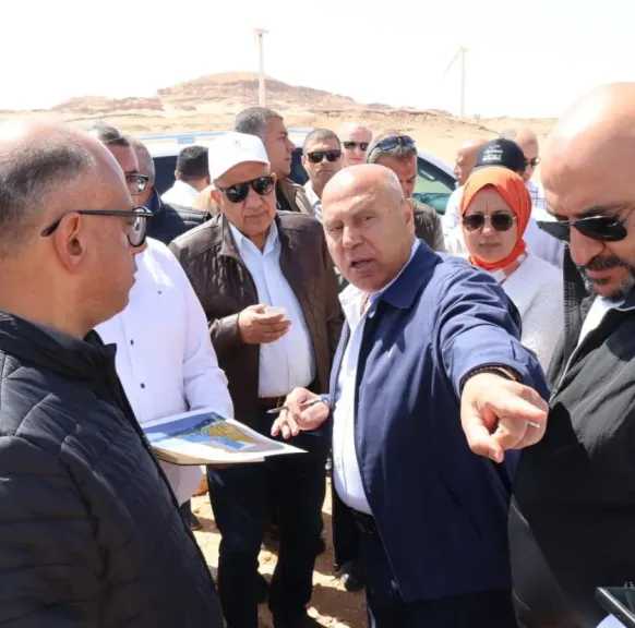 وزيرا النقل والكهرباء يبدآن جولة ميدانية تفقدية لجبل الجلالة لبدء خطوات مشروع الرياح 