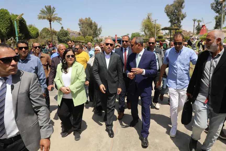 محافظ القاهرة يشارك المواطنين في الاحتفال بعيد شم انسيم 