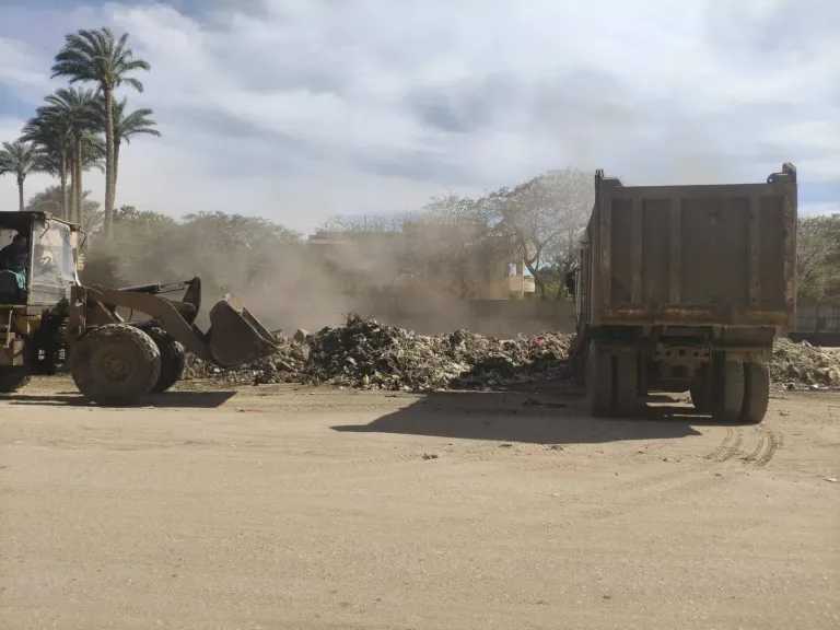 محافظة الجيزة ترفع 1450 طن مخلفات بحملات مكبرة بالمنصورية وأرض الرخام بالمنيرة الغربية 