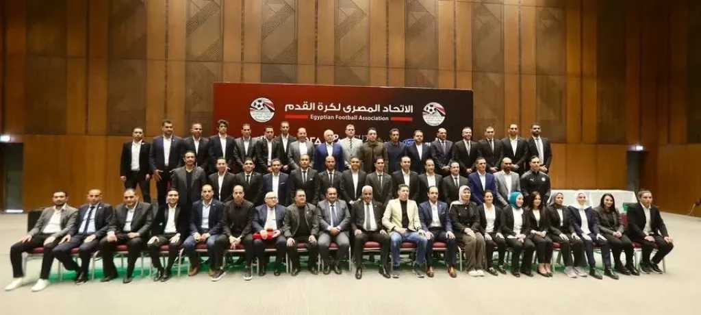 هاني أبوريدة يسلم الشارة الدولية للحكام 