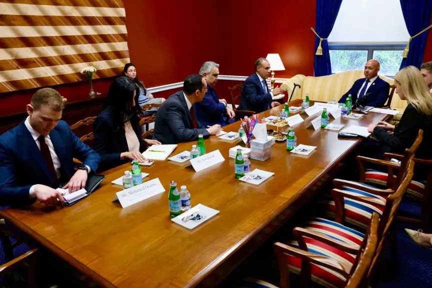 وزير الخارجية يلتقي رئيس لجنة الشئون الخارجية بمجلس النواب الأمريكي ويؤكد الحرص على تعزيز التعاون المشترك بين البلدين 