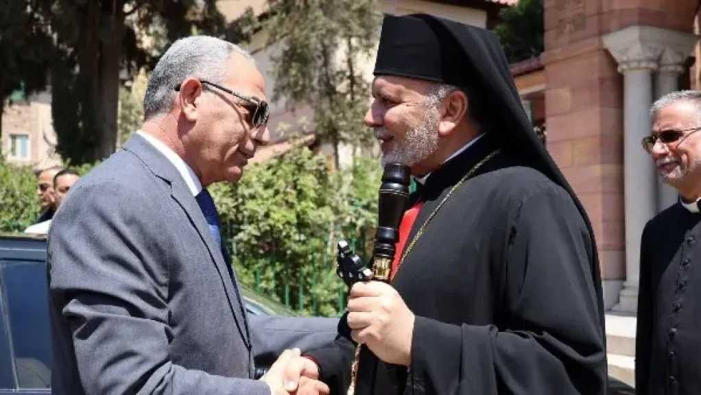 الأنبا بولا يستقبل محافظ الإسماعيلية للتهنئة بعيد القيامة المجيد 