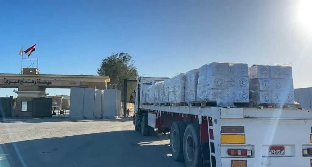 الهلال الأحمر المصري: زاد العزة 178 تدخل قطاع غزة محملة بآلاف الأطنان من المساعدات الإغاثية 