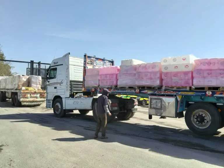 استمرار تدفق شاحنات المساعدات عبر معبر رفح إلى كرم أبو سالم لدعم غزة 