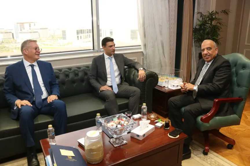 وزراء «الكهرباء والبترول والصناعة» يبحثون ملفات العمل المشتركة وتأمين الطاقة بالمصانع 