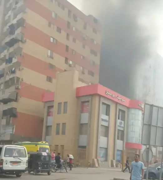 الدفع بـ6 سيارات إطفاء وخزان مياه للسيطرة على حريق مخزن أخشاب في دار السلام 