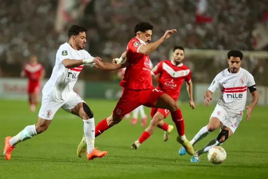 روح رياضية.. لاعبو الزمالك يواسيون شباب بلوزداد بعد وداع الكونفدرالية 