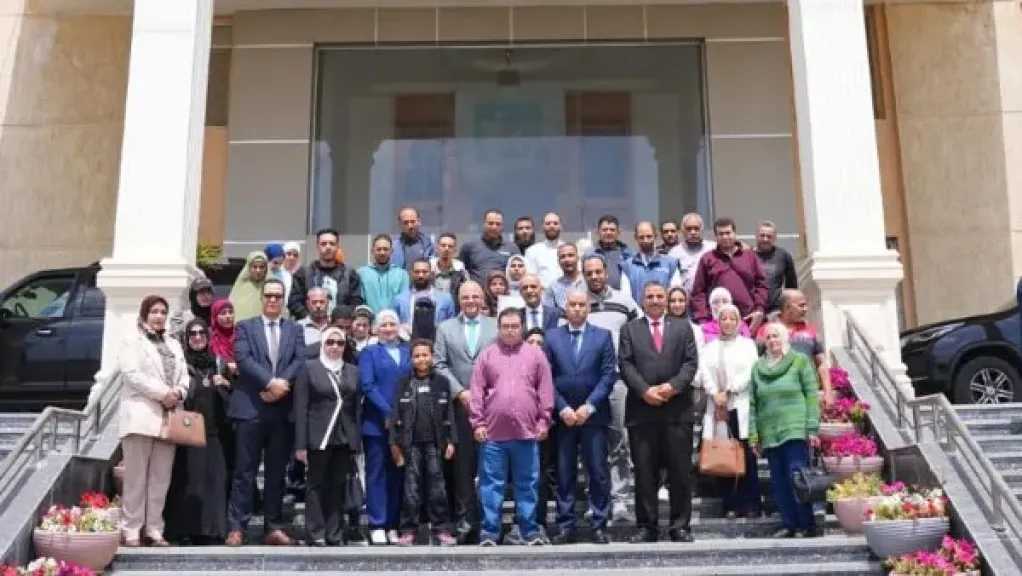 وزير العمل ومحافظ الإسكندرية يسلمان عقودًا لذوي الهمم لدمجهم في سوق العمل 