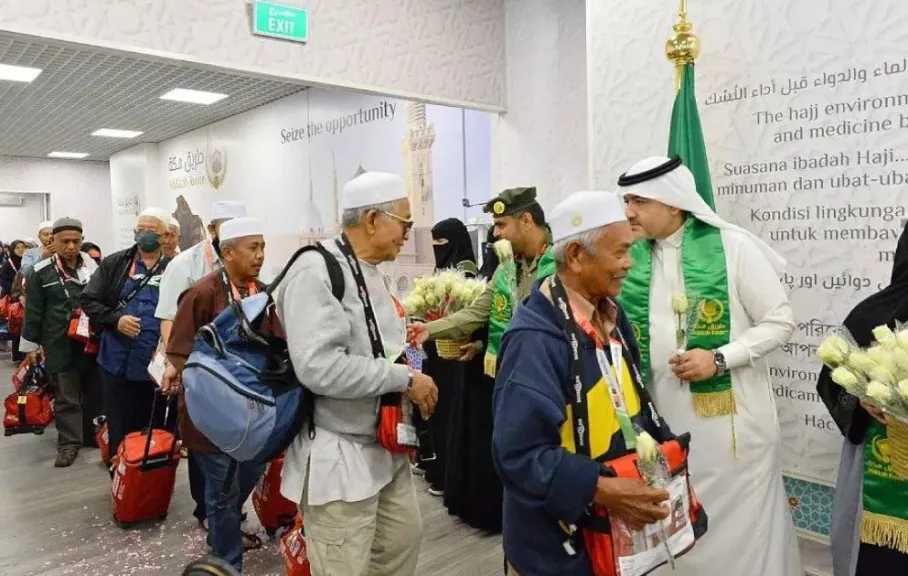 وصول أولى رحلات الحجاج المستفيدين من مبادرة طريق مكة من ماليزيا إلى المدينة 