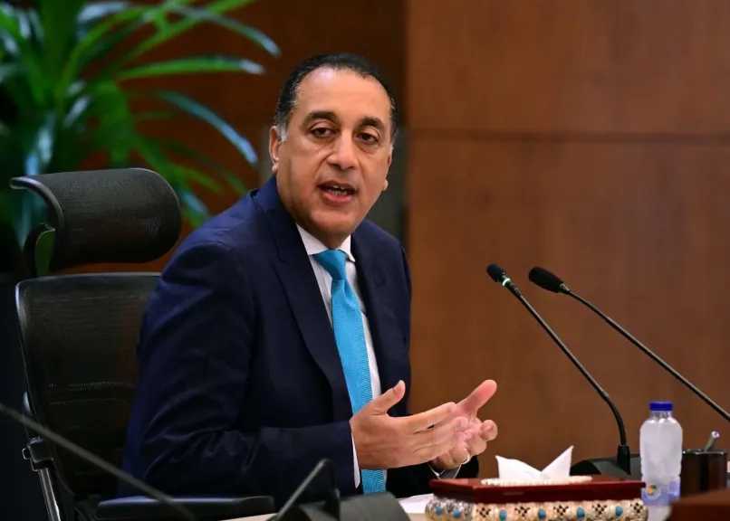 رئيس الوزراء يتفقد أعمال تطوير ورفع كفاءة أحد الطرق بشمال سيناء 