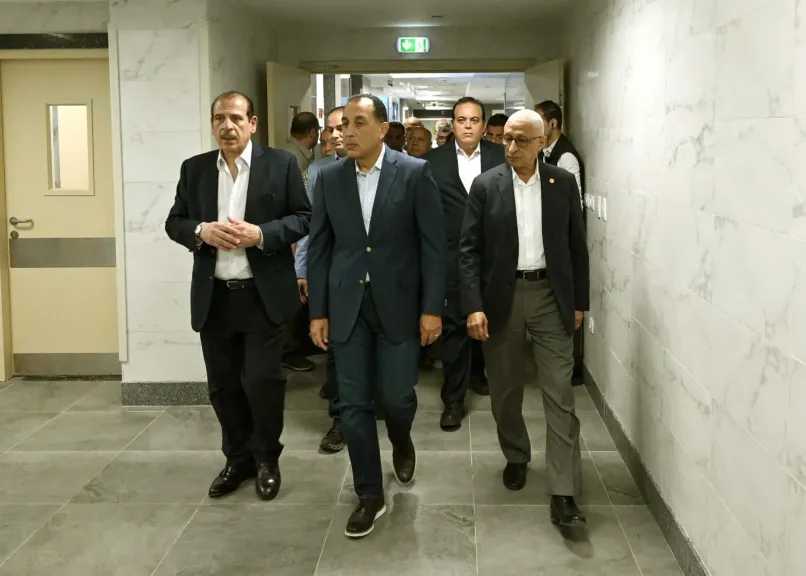 رئيس الوزراء يتفقد مبنى الغسيل الكلوي الجديد بمستشفى العريش العام 