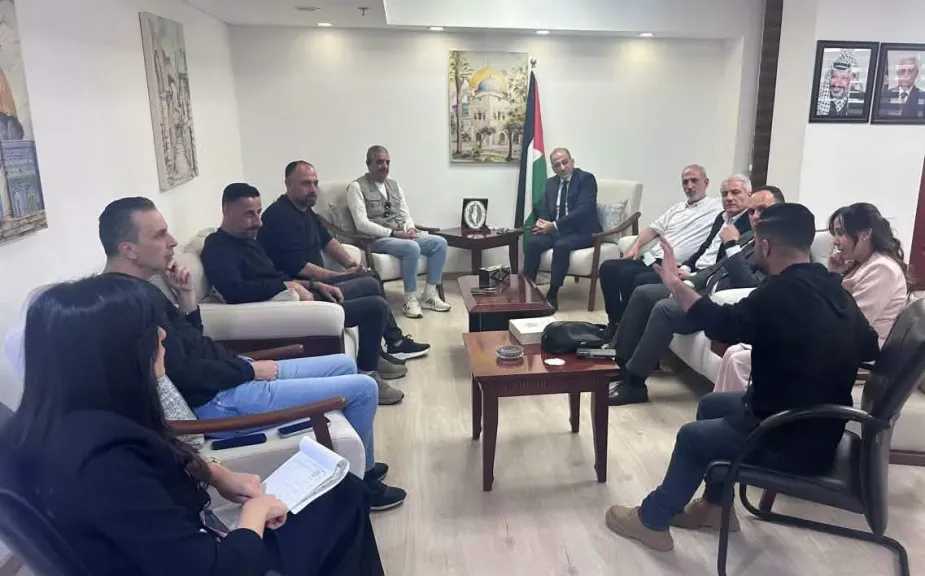 مندوبية فلسطين لدى الجامعة العربية تستقبل وفدا من الأسرى المحررين 