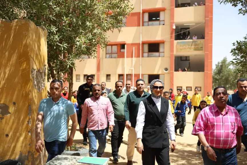 محافظ الوادي الجديد تتفقّد مدرسة ٢٥ يناير للتعليم الأساسي 