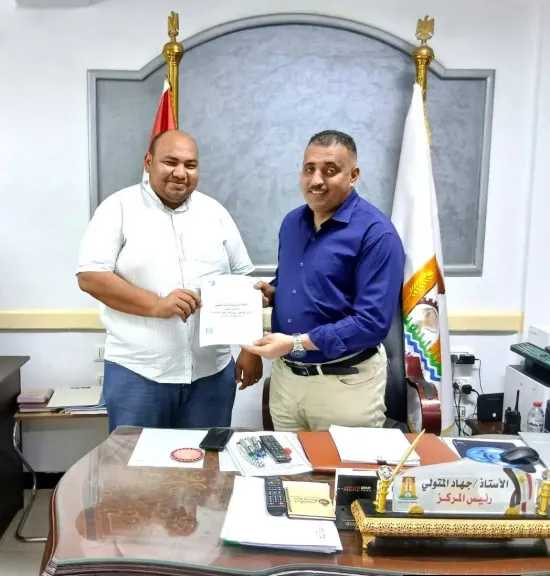 تنفيذا لتوجيهات محافظ الوادي الجديد.. تسليم عقود تقنين أوضاع أراضي الدولة لمواطنين بمركز الداخلة 