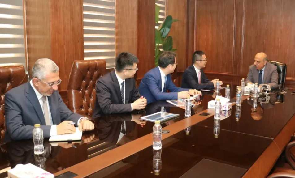 وزير الكهرباء يبحث مع شركة هواوي دعم التعاون والشراكة بمجالات االطاقة المتجددة 