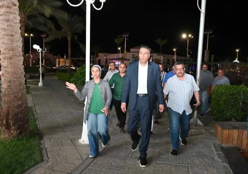 محافظ جنوب سيناء يقوم بجولة مفاجئة في خليج نعمة 