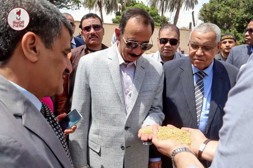 بالتزامن مع بداية موسم توريد القمح 2026.. محافظ سوهاج يتفقد حصاد محصول القمح بأحد الحقول 