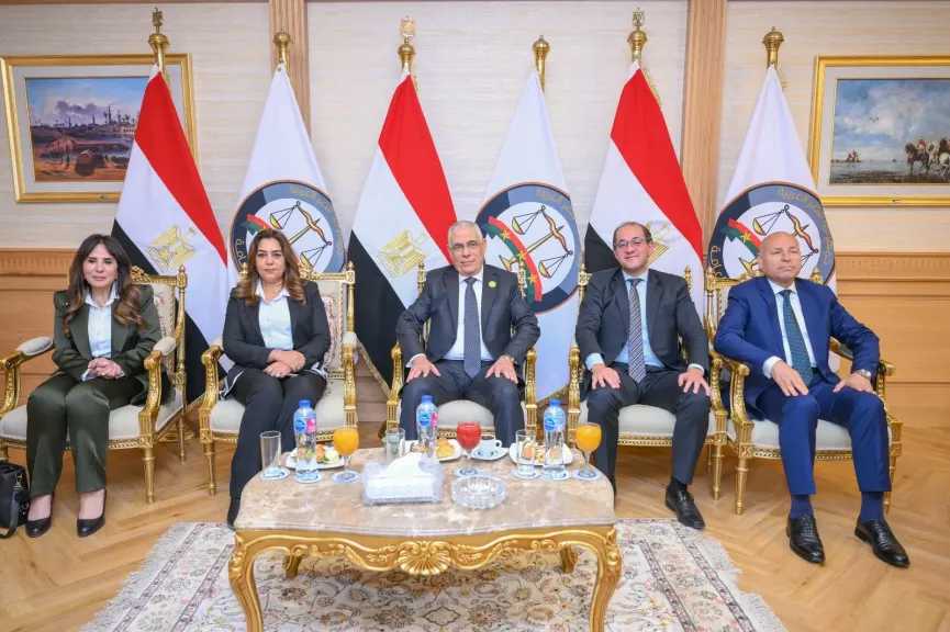 النيابة العامة تعزز البعد الاقتصادي لرسالتها القضائية.. تسليم سبائك فضية ووثائق أراضٍ بعد إخلاء المركبات المتحفظ عليها 