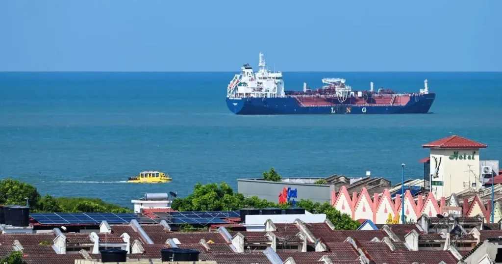 إندونيسيا تدرس فرض رسوم على السفن في مضيق ملقا وسنغافورة ترفض 