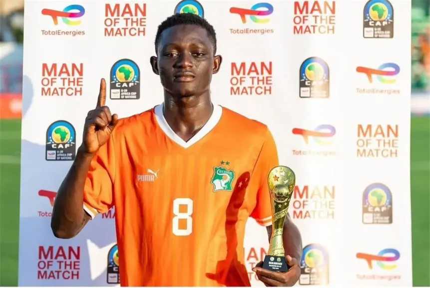 عرضان أوروبيان يهددان صفقة الأهلي لضم إسحاق سيسيه 