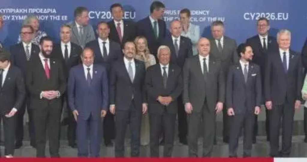 صورة تذكارية جماعية للرئيس السيسى مع المشاركين بالاجتماع العربى الأوروبى بقبرص 