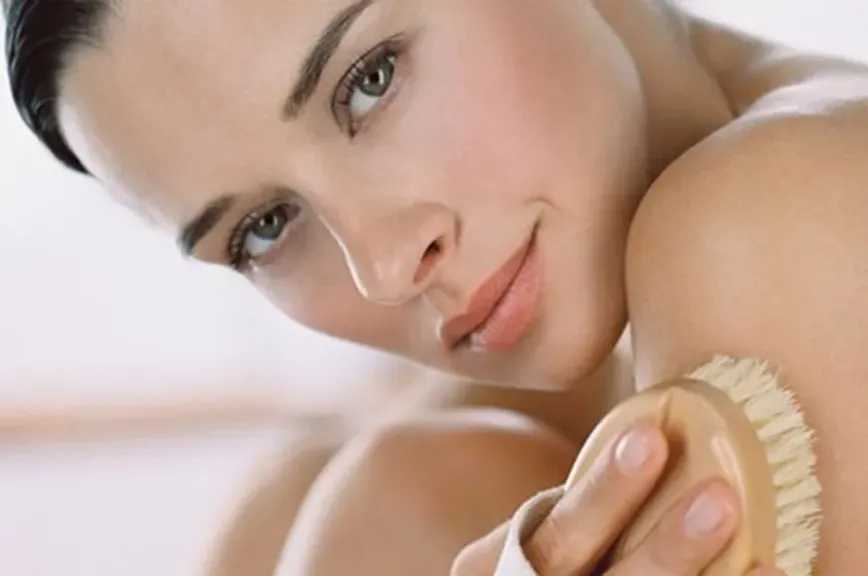 جلد الوزة.. خطوات بسيطة تنعّم البشرة وتقلل الخشونة 