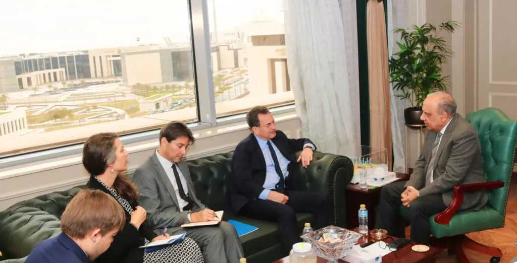 وزير الكهرباء يبحث مع سفير فرنسا بالقاهرة سبل تعزيز فرص الشراكة بمجالات الطاقات المتجددة 