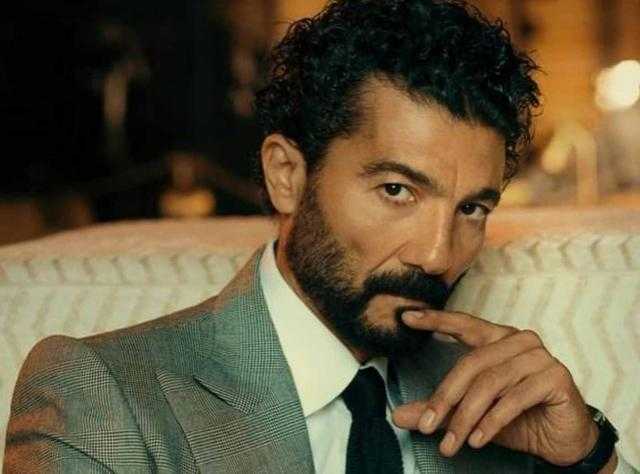 خالد النبوي يعيد تقديم ”أنف وثلاث عيون” بتوقيع مدحت العدل