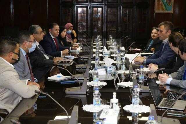 وزير الكهرباء يلتقي بطل العمل المناخي البريطاني لبحث سبل التعاون المشترك