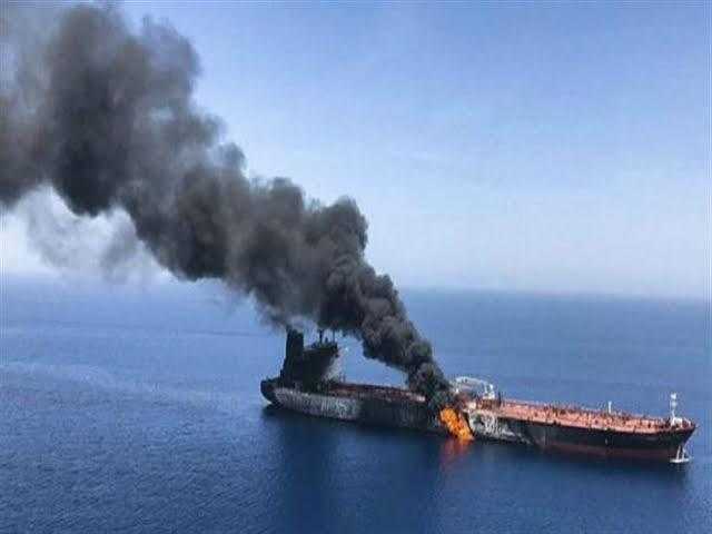 حريق في ناقلة نفط وإصابة اثنين من طاقم العمل