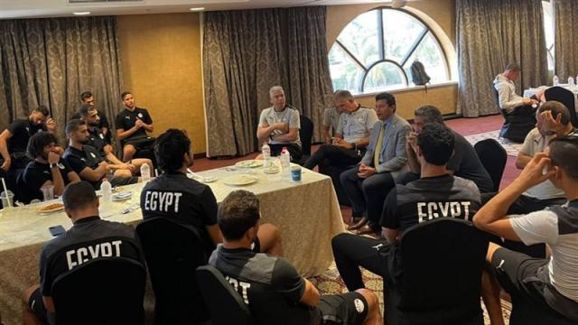 وزير الرياضة يجتمع بلاعبي المنتخب
