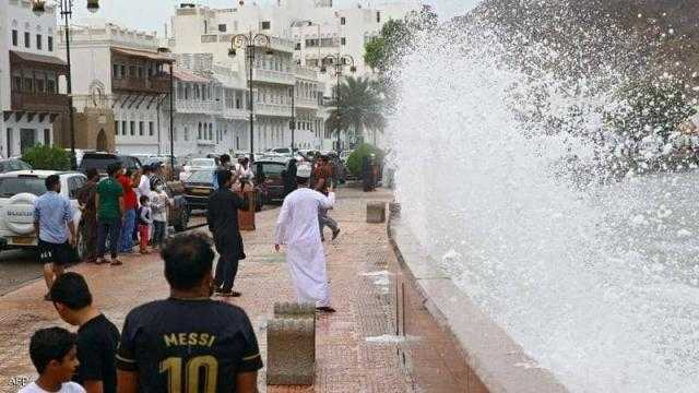 عودة العمل في الولايات المتضررة من إعصار شاهين في عمان