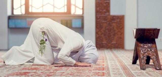 ما حكم كشف قدم المرأة في الصلاة؟.. الإفتاء ترد