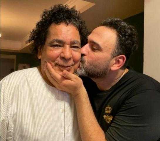 ”كل سنة وأنت طيب يا كينج”.. أكرم حسنى يحتفل بعيد ميلاد محمد منير على طريقته الخاصة