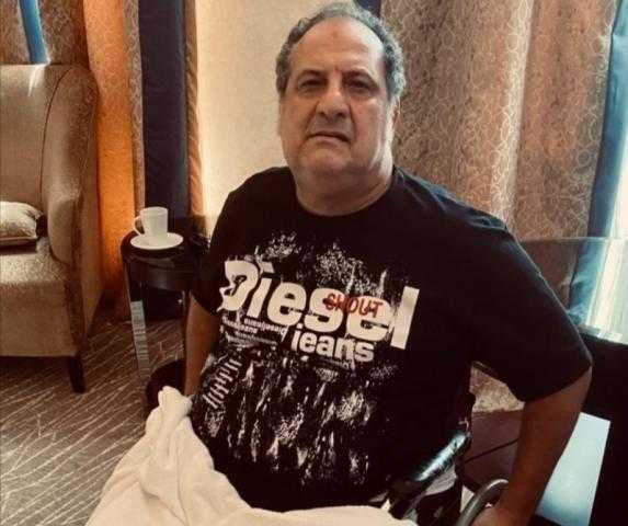 بالصورة.. خالد الصاوى يثير قلق جمهوره بعد ظهوره على كرسى متحرك
