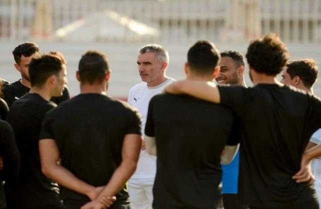 كواليس جلسة كارتيرون مع لاعبي الزمالك قبل السفر إلى كينيا
