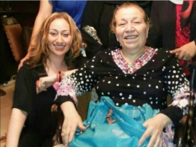 بالصورة.. والدة أحمد مكى تخطف الأنظار في أول ظهور لها على السوشيال ميديا