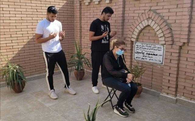 بالصورة.. رانيا محمود ياسين تزور قبر والدها فى ذكرى وفاته الأولى