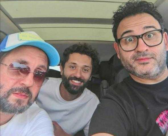 أكرم حسني يشارك جمهوره بفيديو طريف برفقة هشام ماجد وكريم محمود عبد العزيز