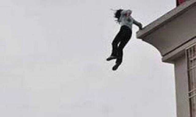 ”علقة موت”.. تدفع ربة منزل للقفز من شباك منزلها بالطالبية