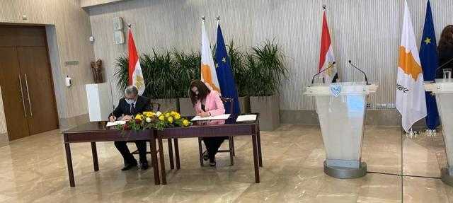 بعد اليونان.. الكهرباء توقع اتفاقية جديدة للربط الكهربائي بين مصر وقبرص