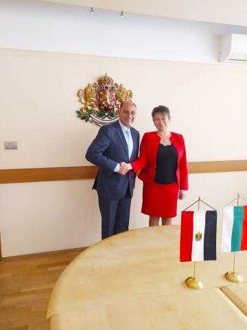 وزيرة الاقتصاد البلغارية تستقبل السفير المصري في صوفيا