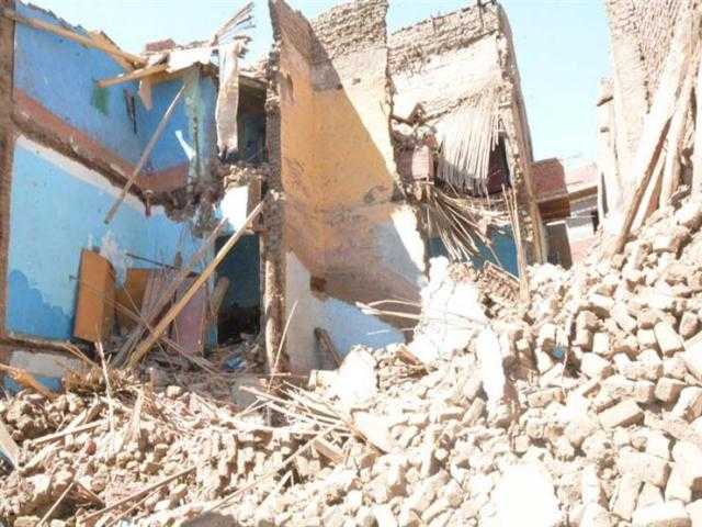 إنقاذ مسن من أسفل الأنقاض بقنا