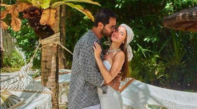 بكلمات وصور رومانسية.. زوجة كريم فهمي تحتفل بعيد زواجهما الثامن