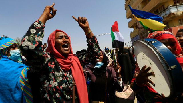 عشرات الآلاف يتظاهرون في السودان
